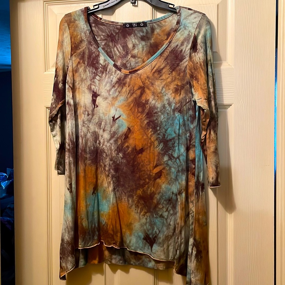 Tie dyed top with 3/4 sleeves. Size L